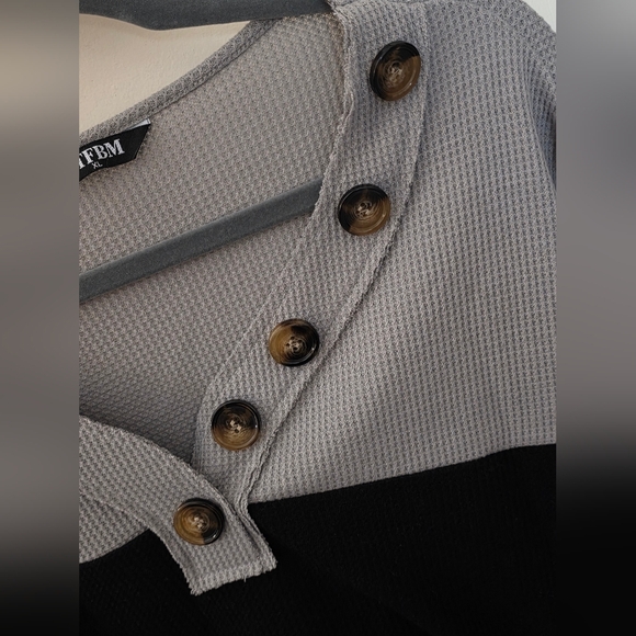 Button-Accent Color Block Sweater - Picture 4 of 5